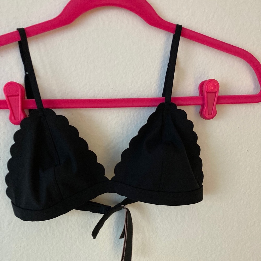 Scalloped Victoria’s Secret bralette